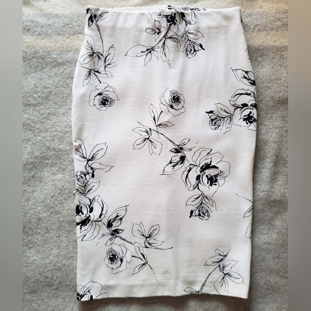 Le Chateau pencil skirt XS floral rose fitted feminine elegant
